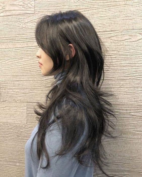 Tóc mullet layer dài nữ là kiểu tóc vừa quyến rũ, vừa cá tính, khiến bạn trông thật nổi bật. Hãy cùng xem hình ảnh về kiểu tóc này để khám phá thêm điểm đặc biệt nhé.