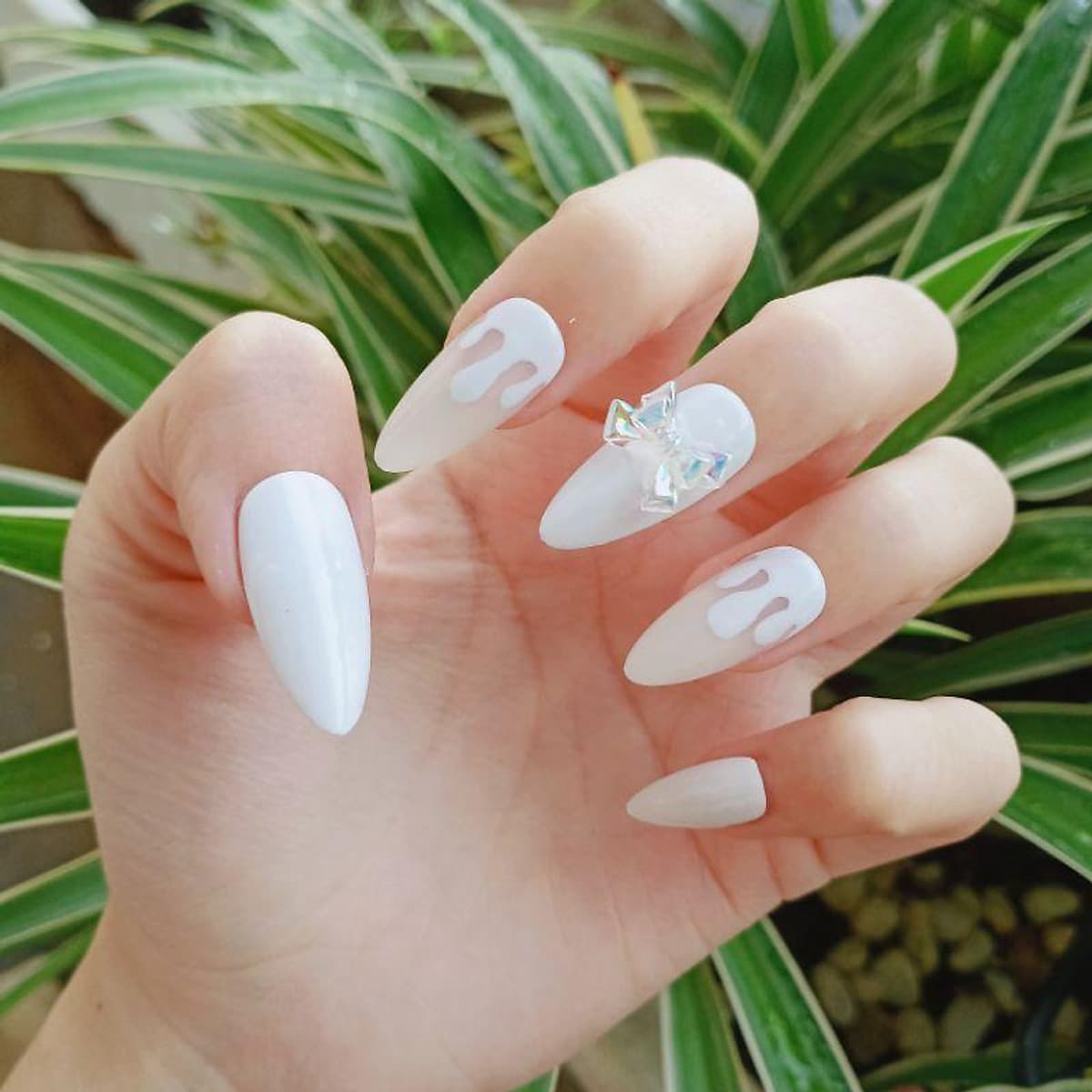 15 Mẫu nail màu trắng sữa hợp trend thanh lịch quý phái