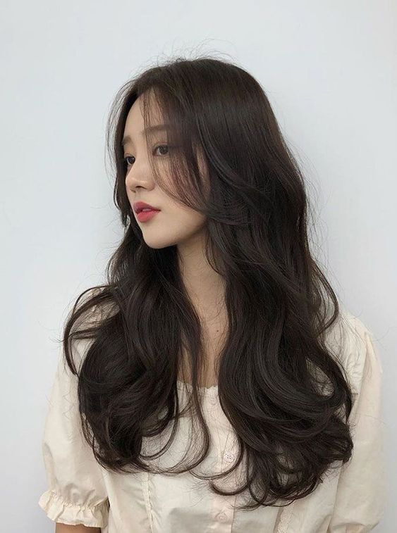 Cùng tìm hiểu kiểu tóc uốn sóng lơi - một kiểu tóc mang tính biểu tượng của các ngôi sao Hàn Quốc. Sự kết hợp giữa sức nóng của hàng ngàn sóng vành cùng sự kết cấu mềm mại sẽ làm cho tóc của bạn trông thật quyến rũ. Hãy cùng xem hình ảnh để có thể hiểu rõ hơn về kiểu tóc này.